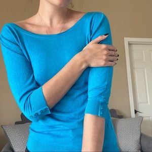 Blue mid sleeve length blouse.